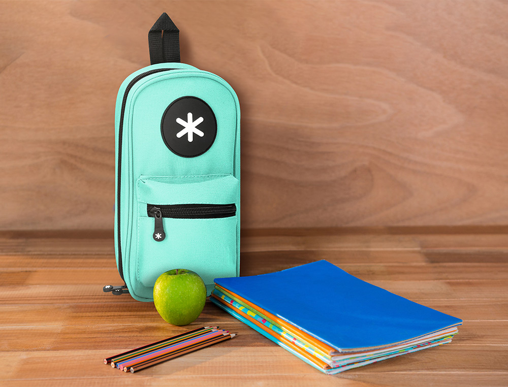 ESTUCHE PORTATODO ANTARTIK FORMA DE MOCHILA CON BOLSILLO Y 4 DEPARTAMENTOS COLOR MENTA 230X50X120 MM