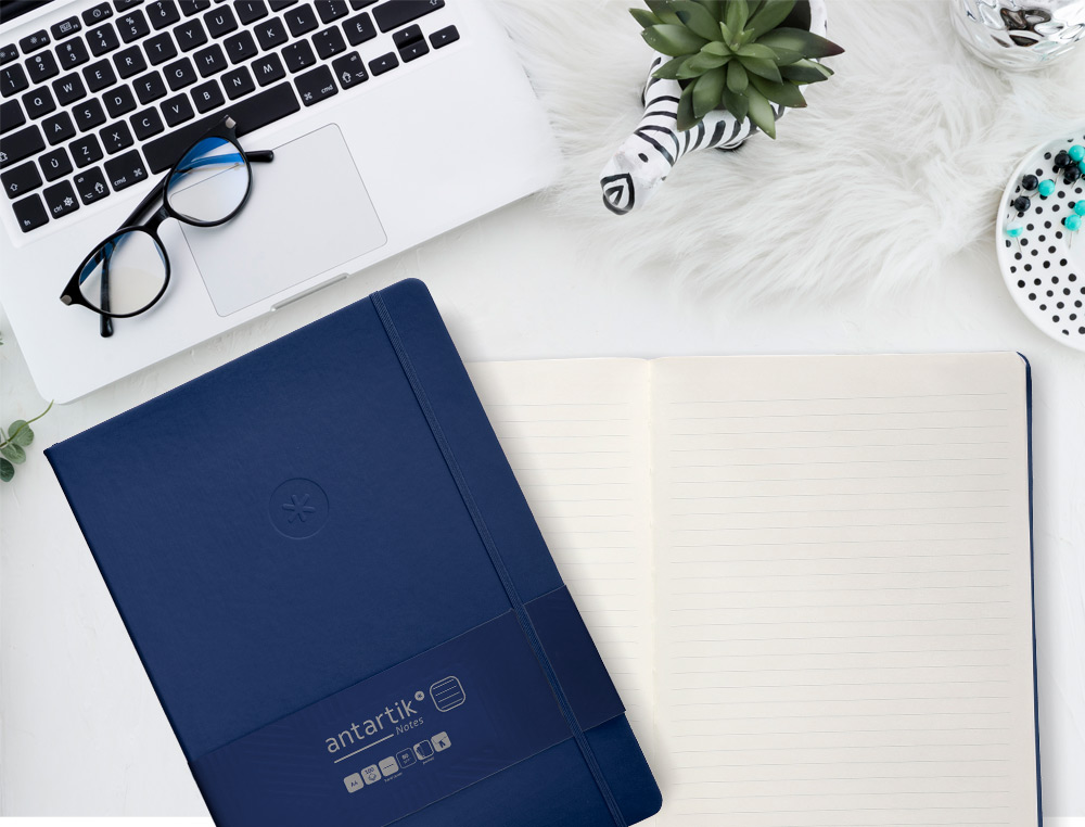 CUADERNO CON GOMILLA ANTARTIK NOTES TAPA DURA A4 HOJAS RAYAS AZUL MARINO 100 HOJAS 80 GR FSC
